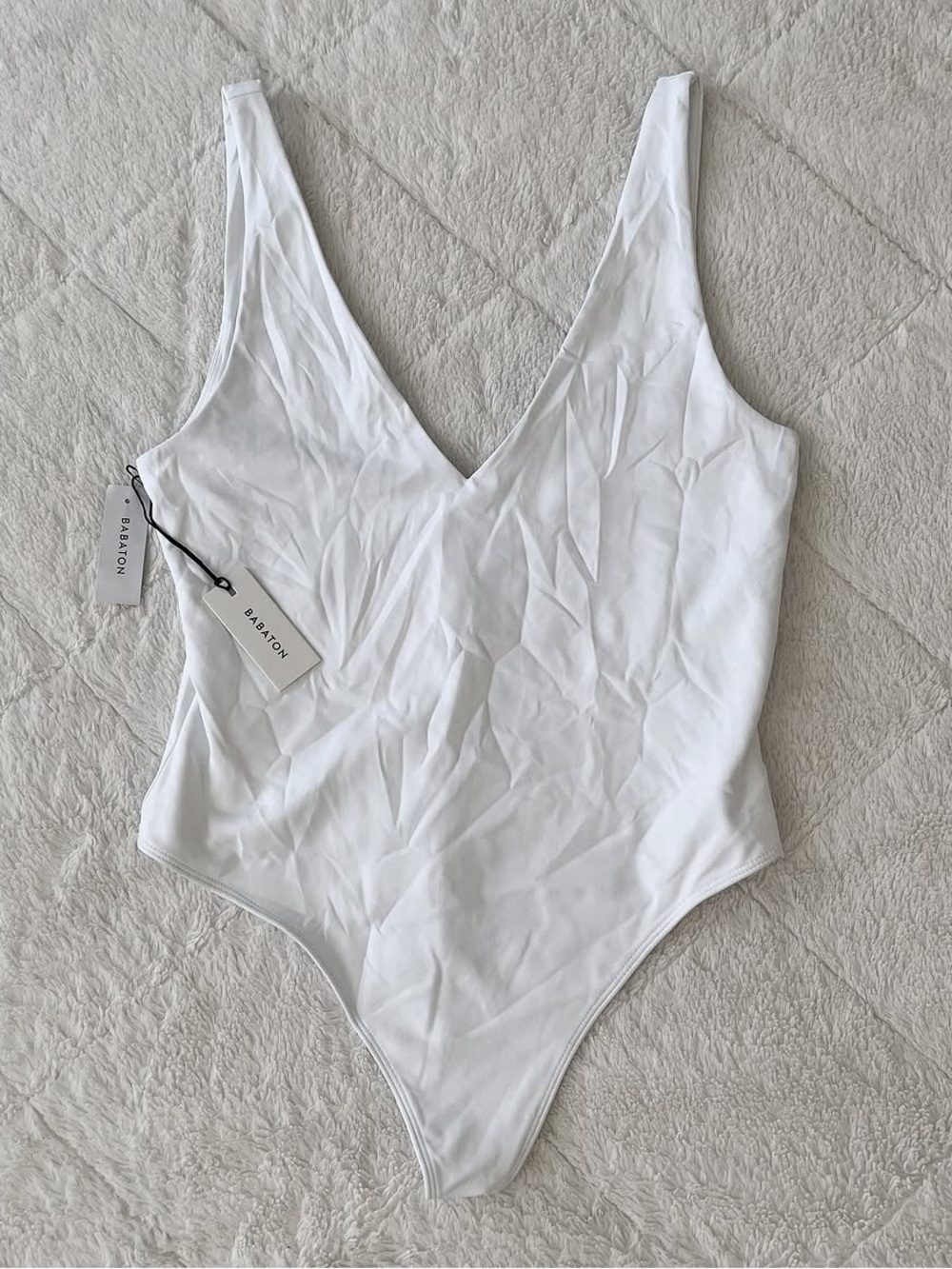 NEW❣️Aritzia Babaton V-neck white bodysuit